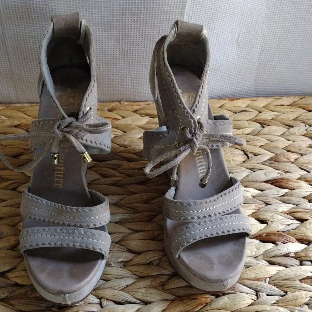 Juicy Couture suede taupe platform sandals 6